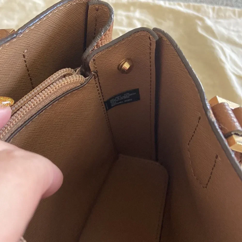 MK Médium Satchel with xbody strap and key card holder marching NWT brown gold